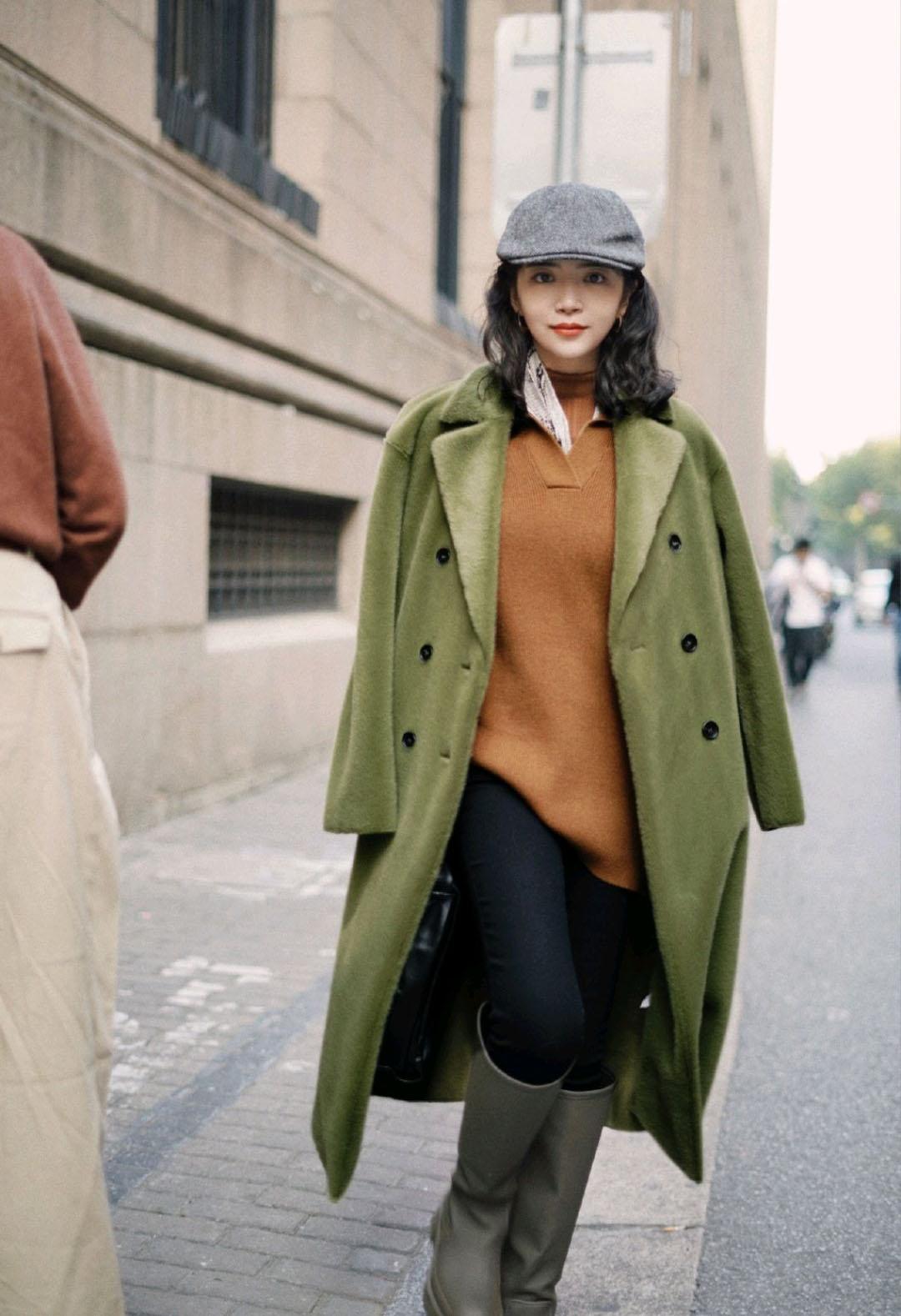 深绿色棕色穿搭高级感,绿色洋气还是咖啡色洋气