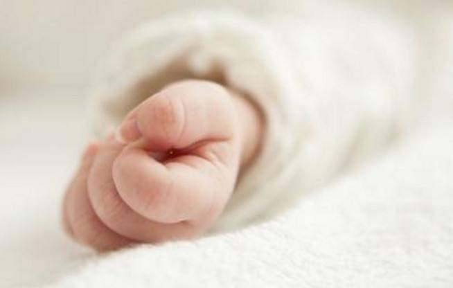 宝宝打挺后仰什么预兆,宝宝老是打挺是肌张力高吗