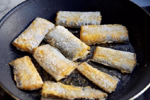 煎带鱼直接可以裹玉米淀粉吗,爱吃煎带鱼怎样煎出美味的带鱼