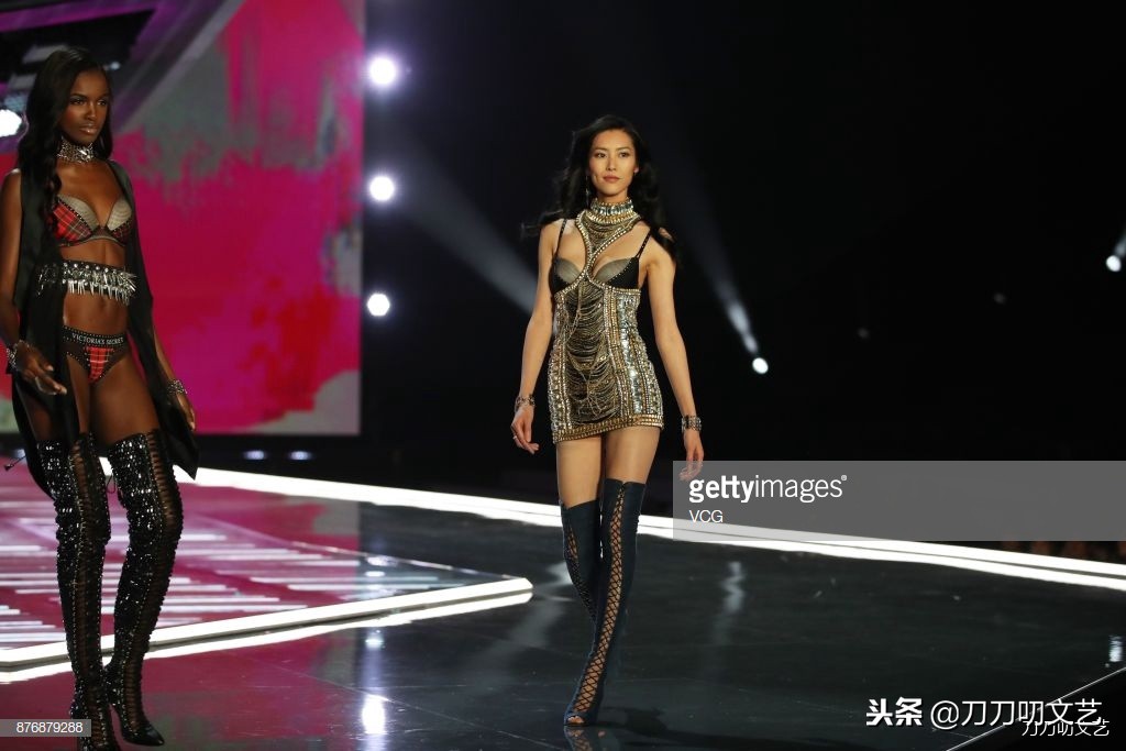 刘雯维密秀一套红蕾丝,走秀刘雯奚梦瑶维密