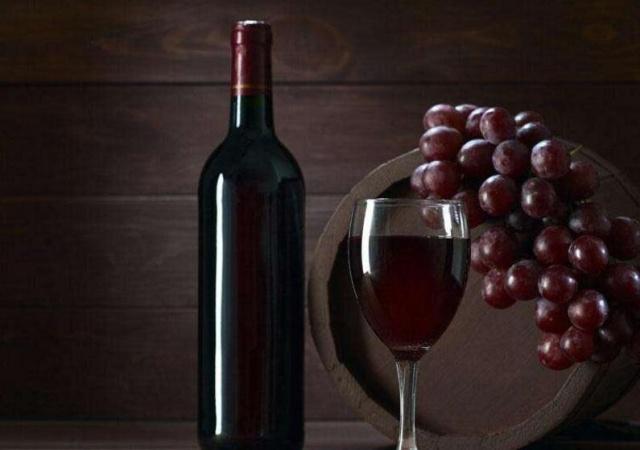 红酒怎样辨别真假酒瓶,红酒怎么辨别真假和纯粮食酒