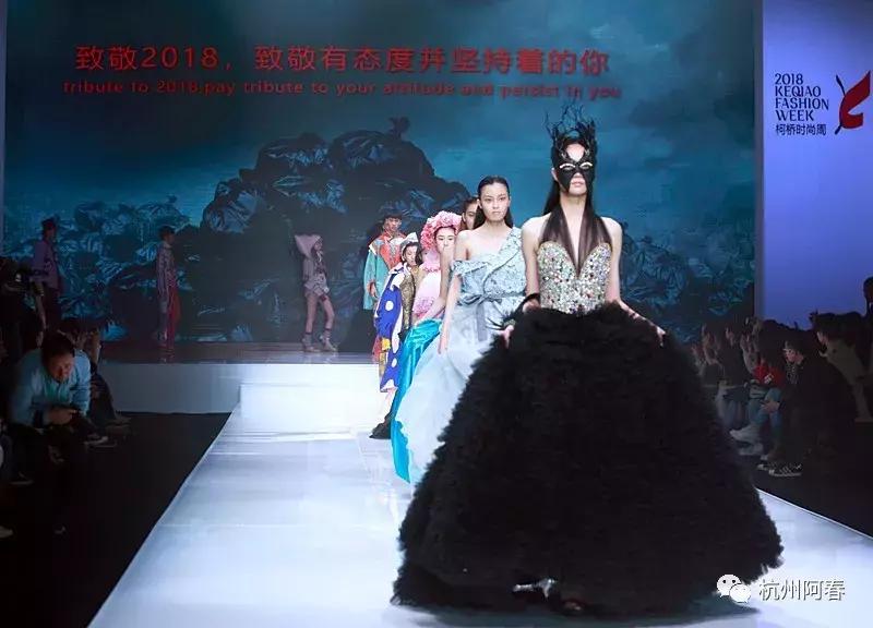 超百图再现2018年服装圈内那三十道靓丽风景……