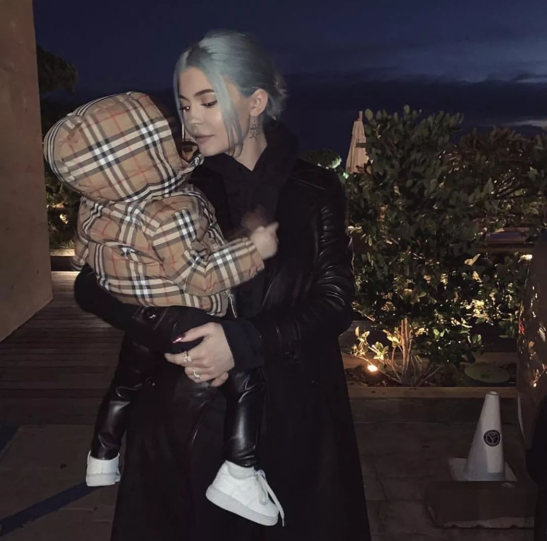 生长于戏精家族，靠整容，卖口红，成为福布斯最年轻的富婆