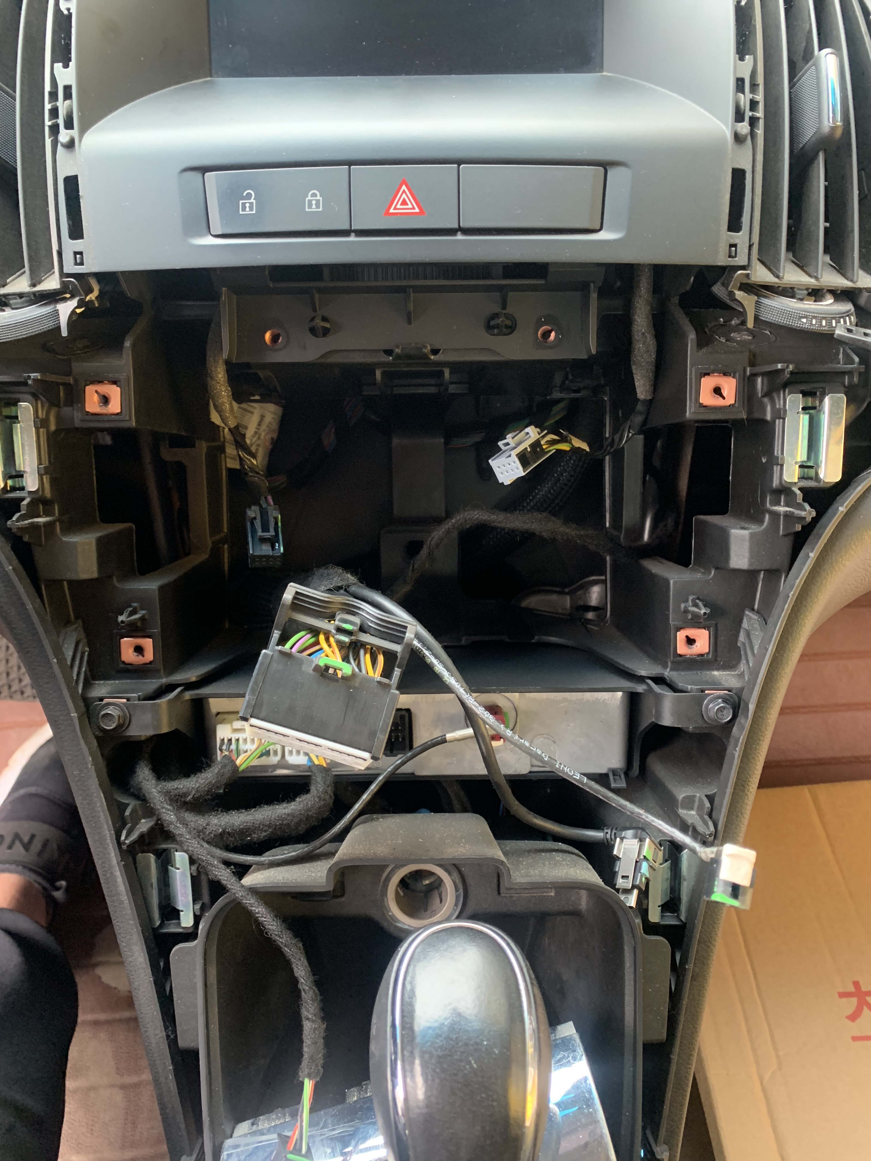 自己动手更换别克英朗挡把,别克英朗改装横屏导航