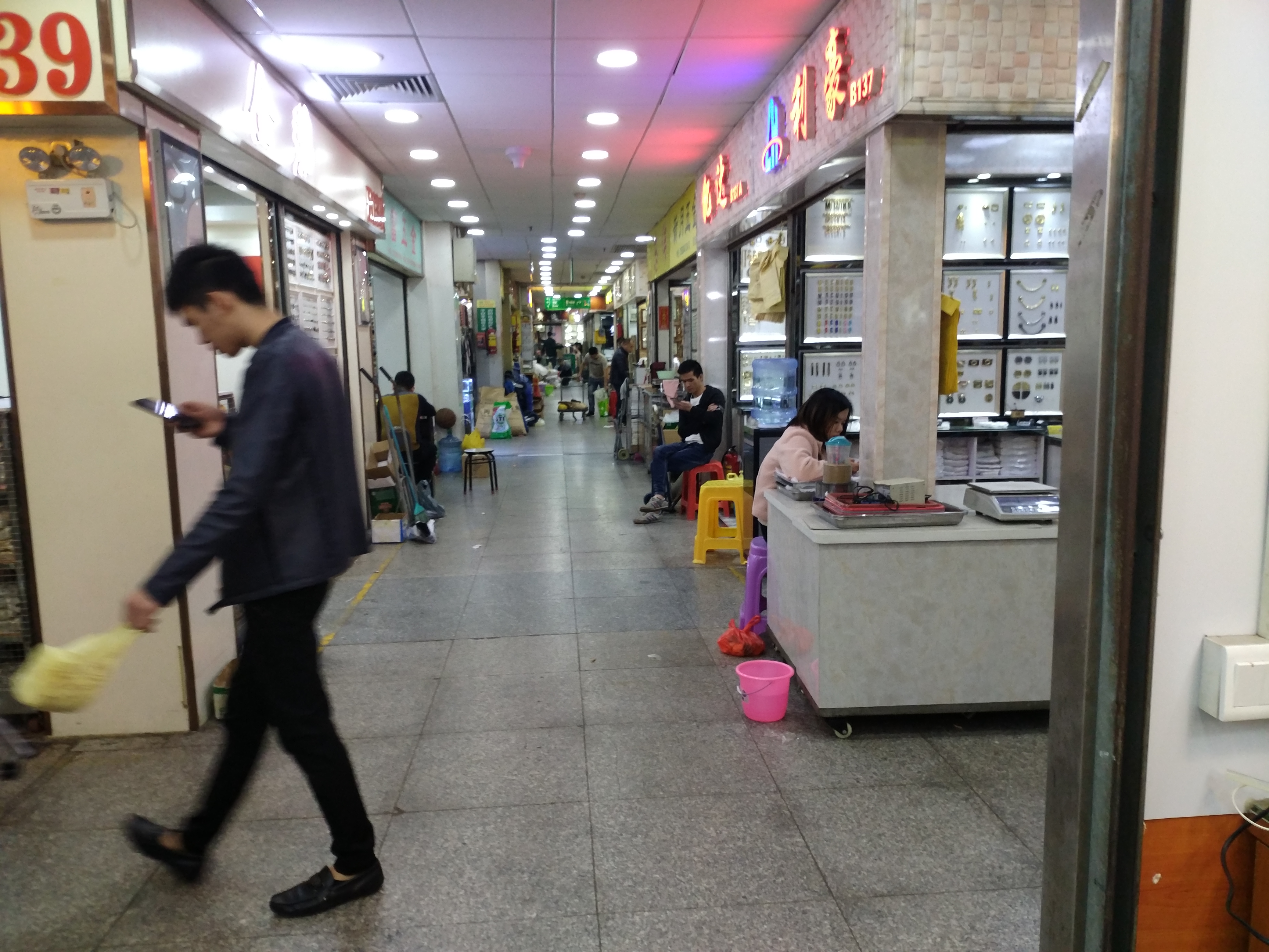 广州市三元里皮具批发市场的位置,广州三元里皮具批发城卖什么