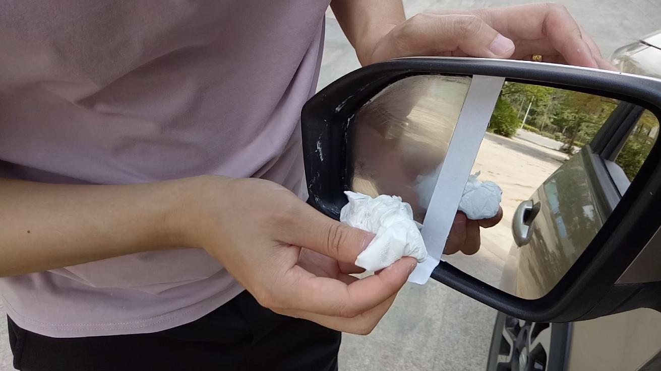 雨天开车如何防止后视镜挂满水,雨天如何去除后视镜水珠