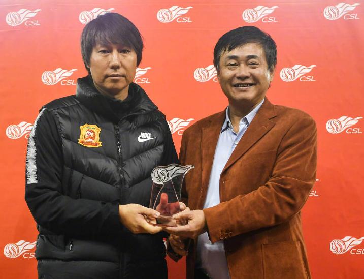 李铁满意国足二队大名单！拿千万年薪用老款手机，二手价仅360元