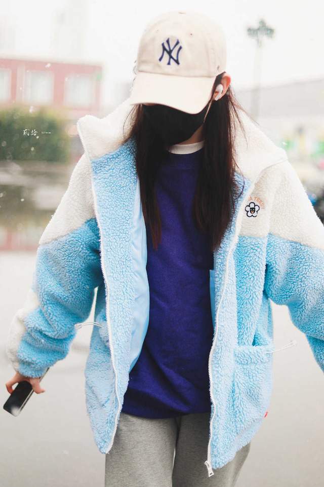 今年流行羊羔绒外套温暖又时髦,今年流行的羊羔外套