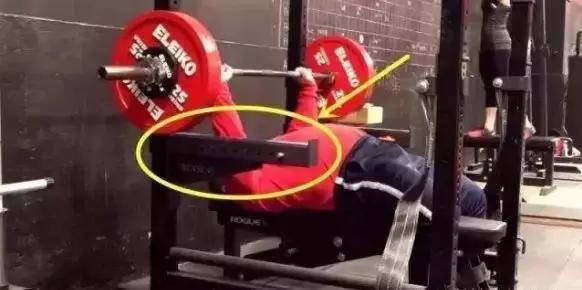 男子被120公斤杠铃压脖死亡后续,140斤杠铃砸中小伙胸部