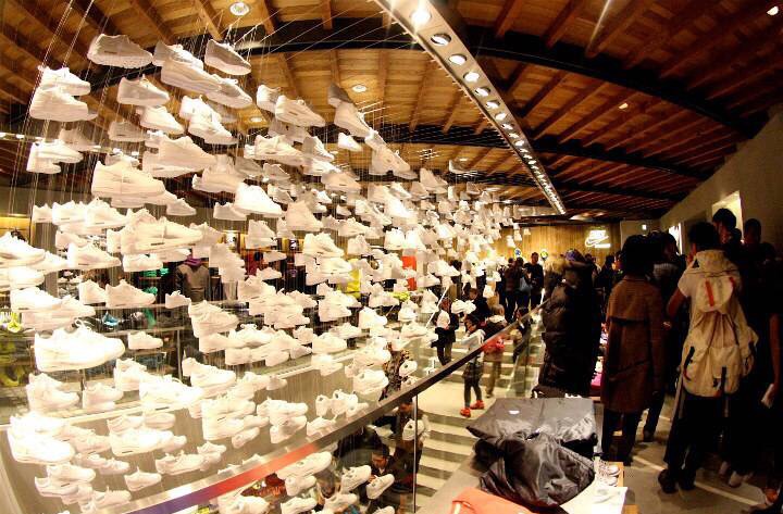 耐克球鞋撕裂,耐克球鞋破了为什么损失13亿