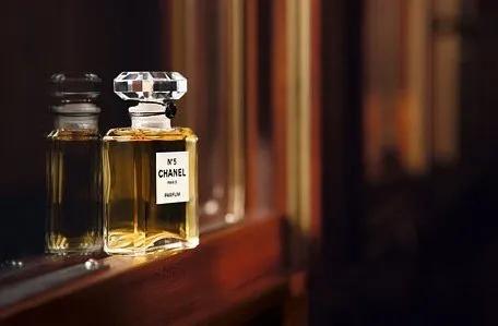 种香记｜秋冬轻*女熟**必备香水推荐-香奈儿5号（经典款）