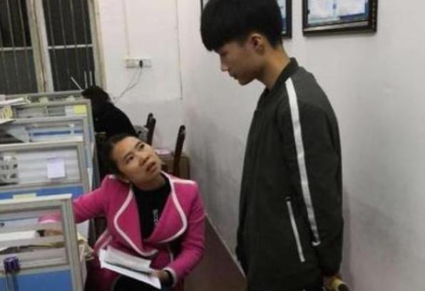 年轻女老师训话00后学生,年轻女教师训00后学生