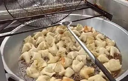 大妈卖暴利小吃2元成本卖20元,6旬大妈摆摊卖小吃一天卖300份