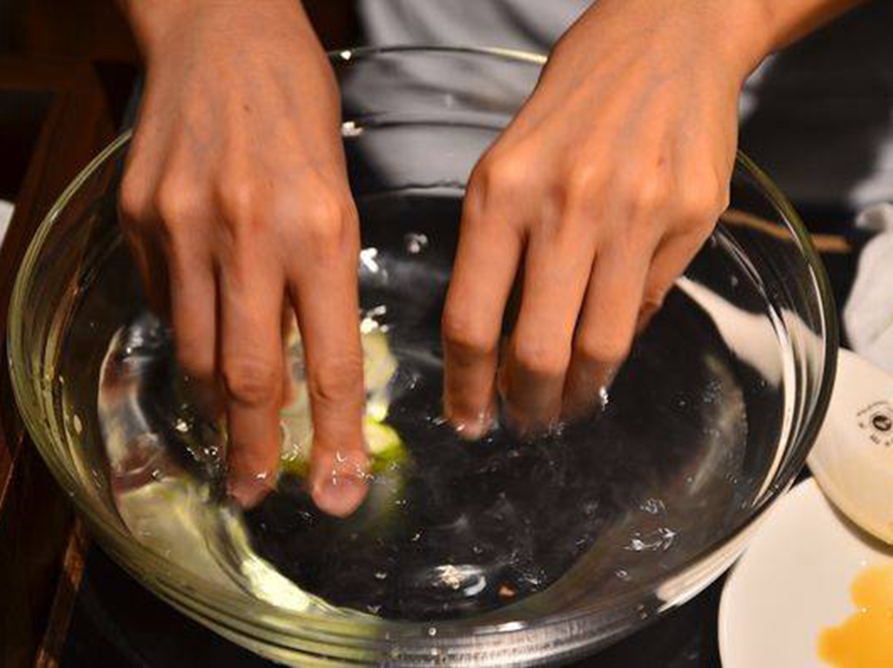 西餐厅给一杯柠檬水是干嘛的,吃西餐为什么上一杯白开水