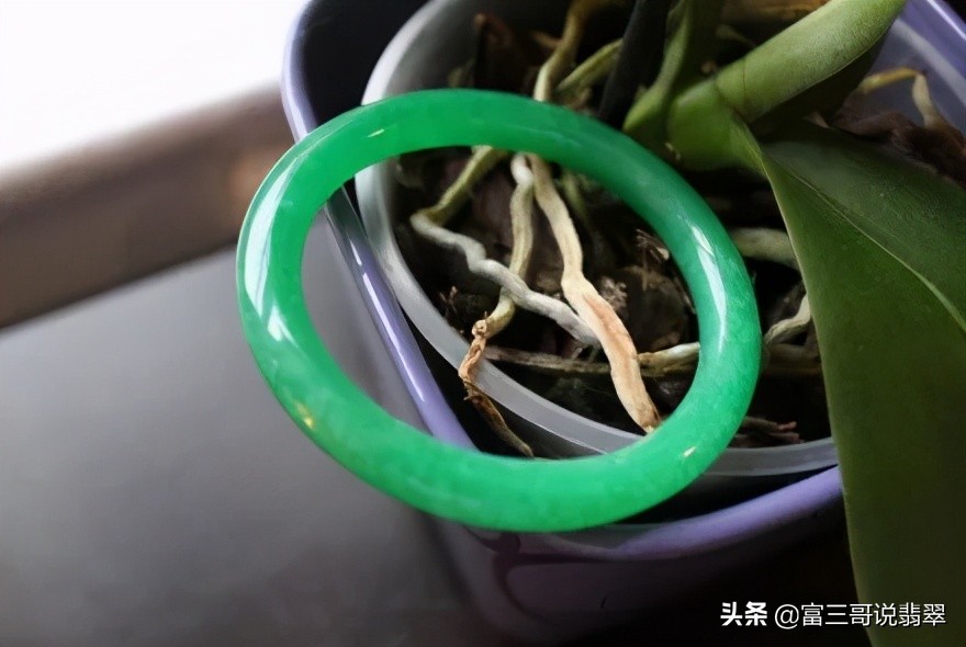 翡翠行家怎么买货的,翡翠手镯小知识买翡翠该避免的坑