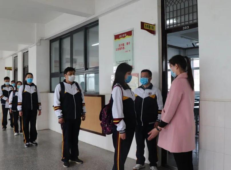 学生吐槽班主任“后门*窥偷**”，老师一脸无辜神回复，瞬间笑翻全场