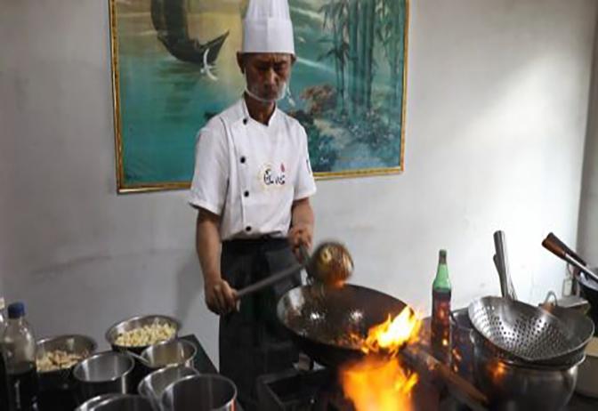 贵州脑瘫小伙炒鸡 (贵州脑瘫儿小伙学炒鸡)