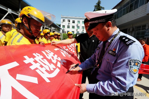 交警给快递小哥送餐,交警为外卖小哥送外卖