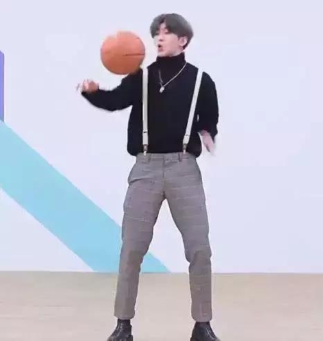 近期迷惑行为大赏：优衣库T恤抢破头、全网嘲蔡徐坤