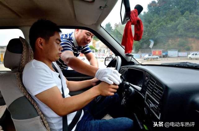 2019驾校教练一般月工资多少,驾校教练一个月工资到手多少