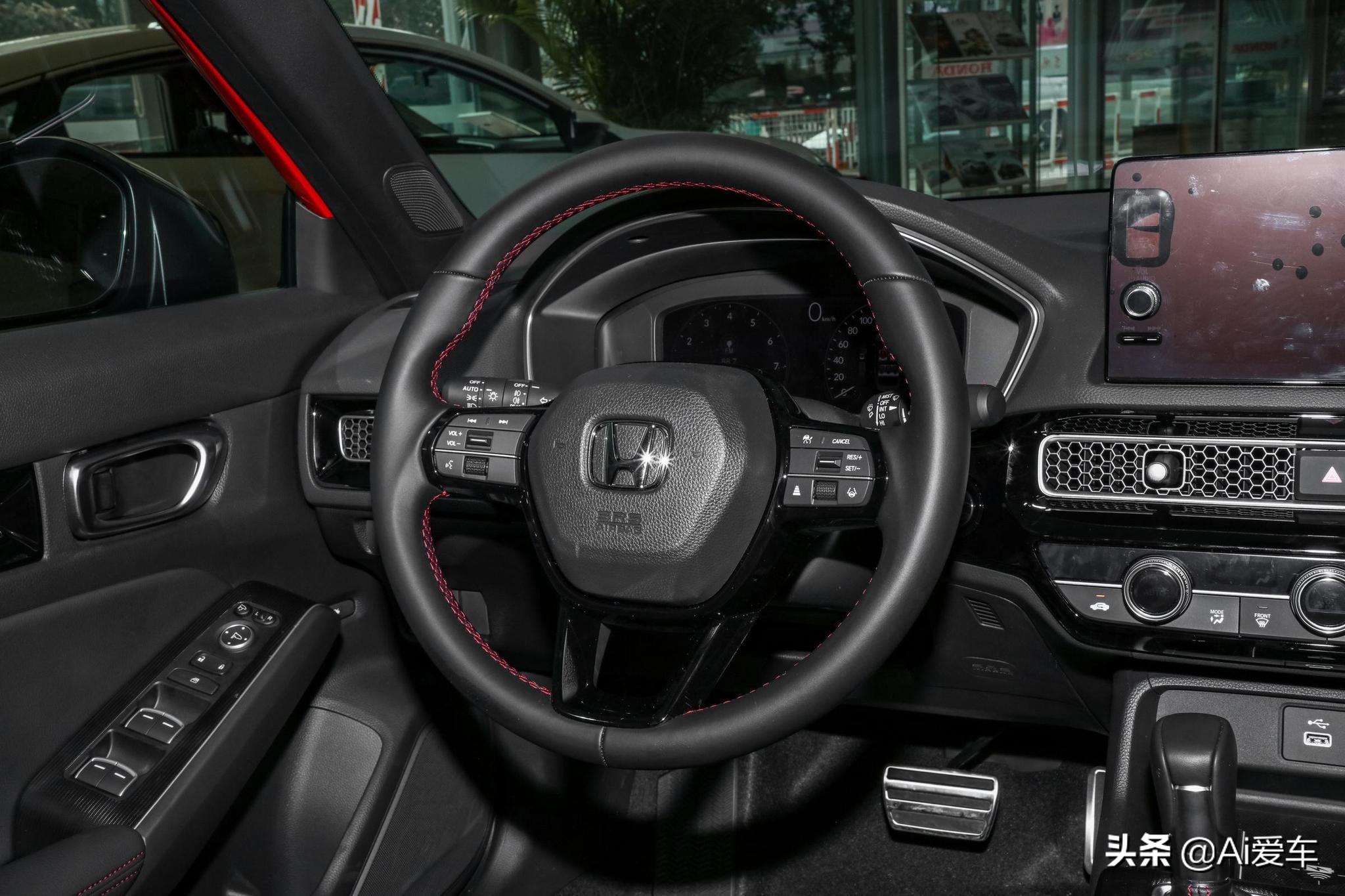 紧凑级运动轿车的标杆是本田思域,性能与颜值兼具本田思域闪亮登场