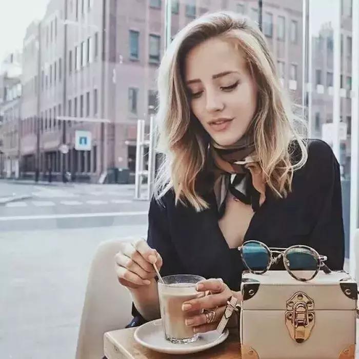 穿搭十秒学会丝巾的时髦系法,丝巾比较英伦法式的系法