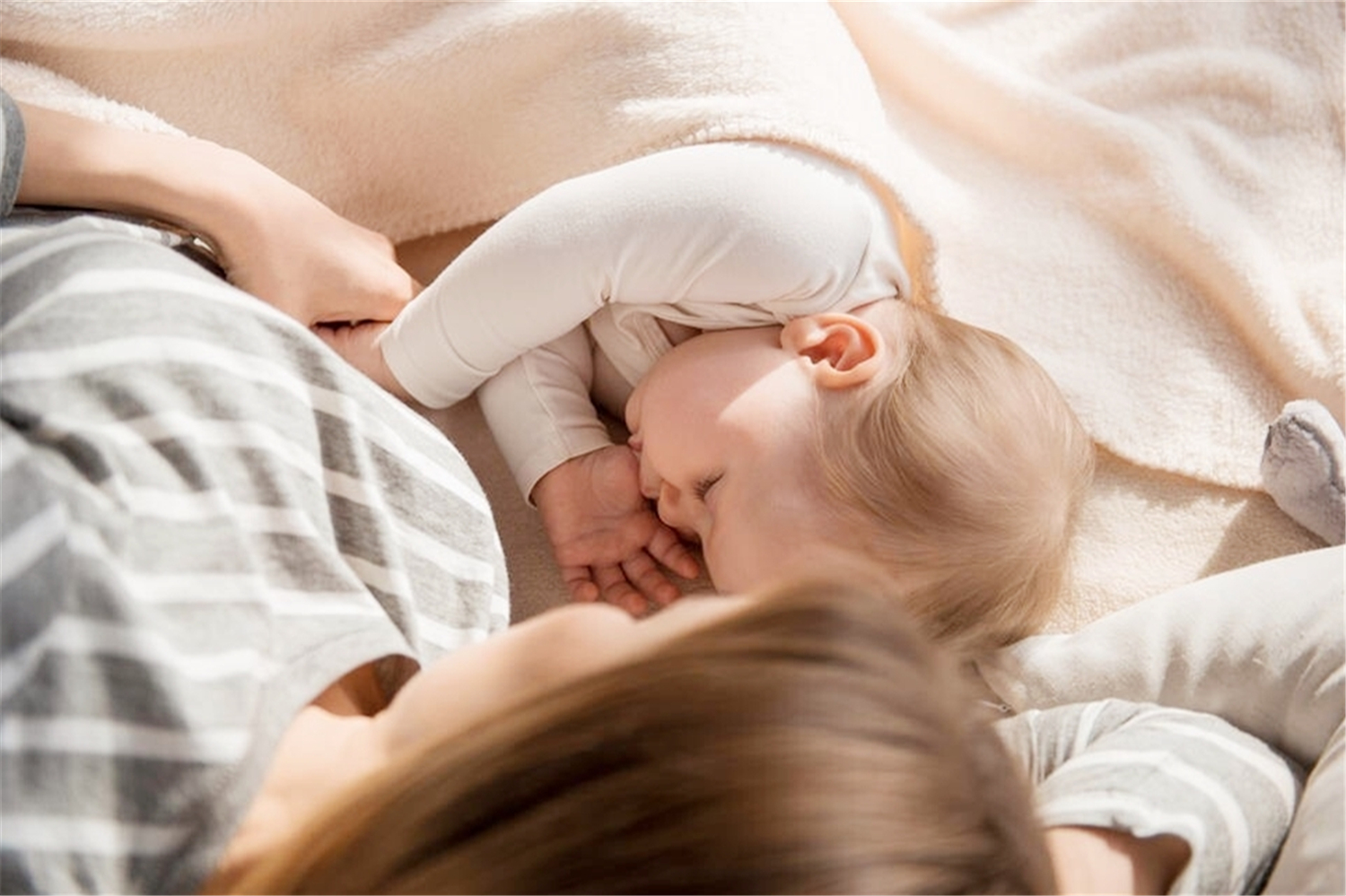 宝宝不摸妈妈就睡不好解决办法,宝宝必须摸妈妈肚子睡觉