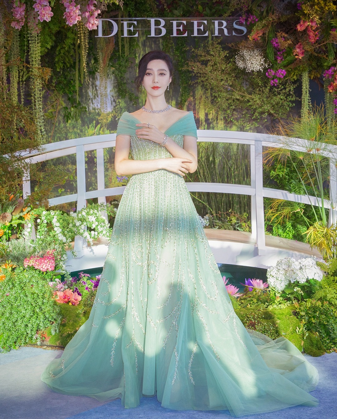 绿色连衣裙搭配什么颜色好看,绿色连衣裙搭配什么颜色上衣