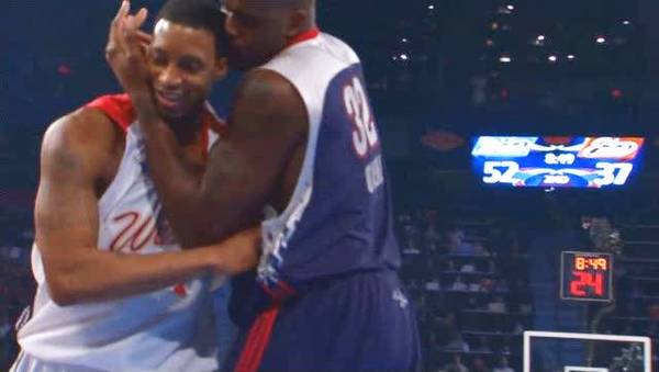 谁来管管？竟在大庭广众之下“接吻”？盘点球场上的“暧昧”瞬间