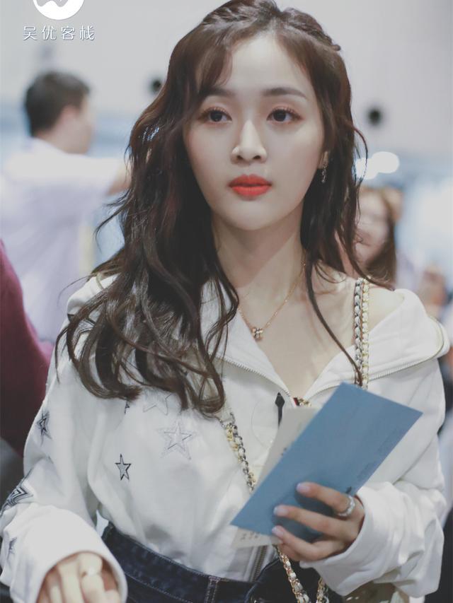 吴宣仪私服外套穿搭,吴宣仪时尚穿戴不落俗