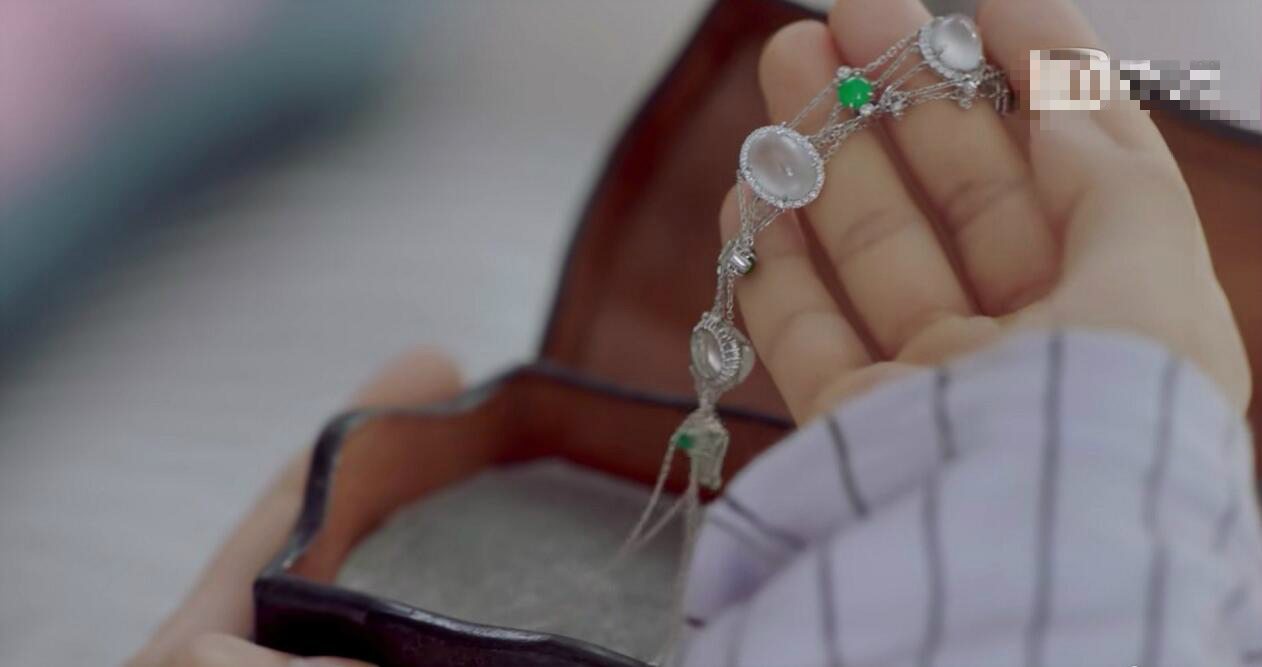 韩商言住的海景套房要十多万一晚,韩商言买项链