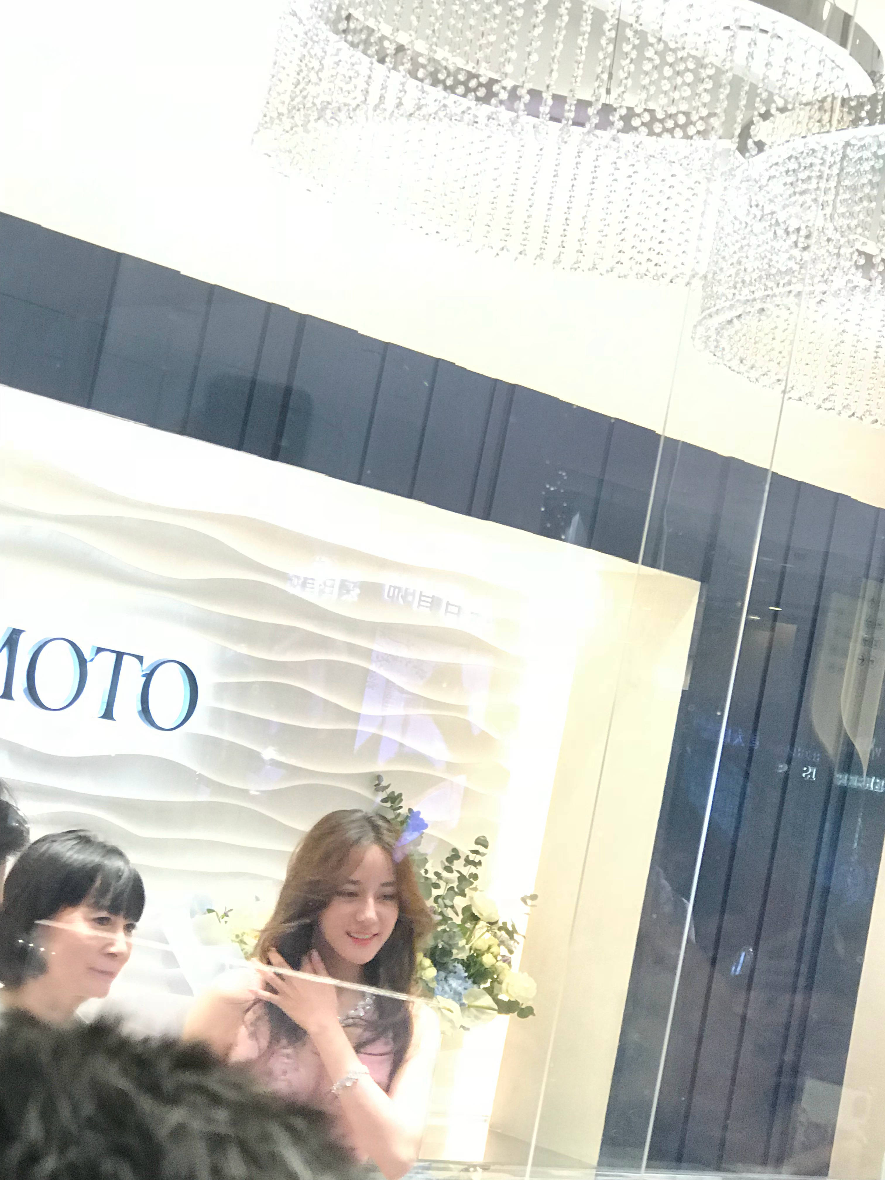 迪丽热巴好大胆！现身捞金穿深V性感长裙，人美胸更美