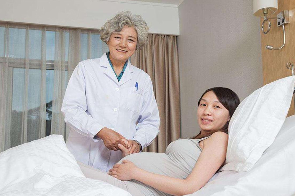 胎宝宝在肚子里踢爸爸,怀孕7个月宝宝猛踢肚子