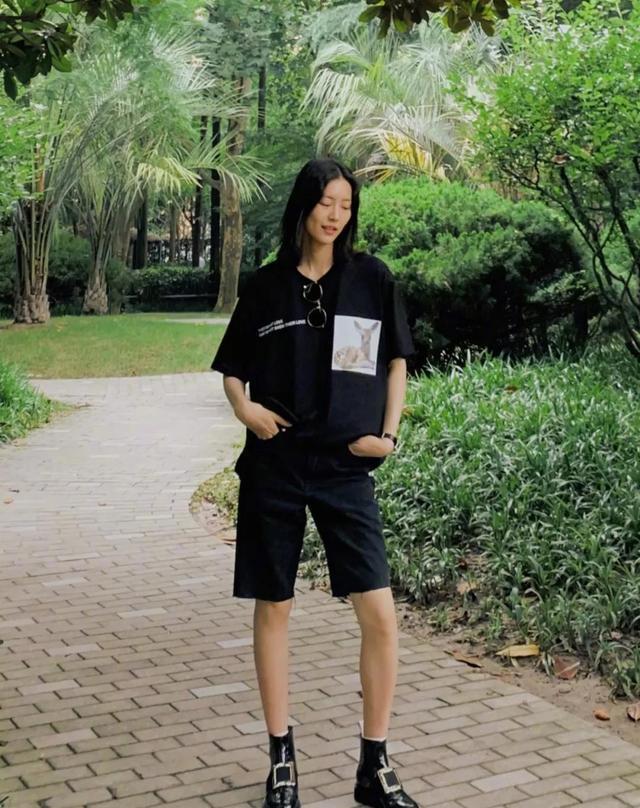 微胖女人穿T恤时,要记住“4不要”,不然显胖还显矮,很没气质