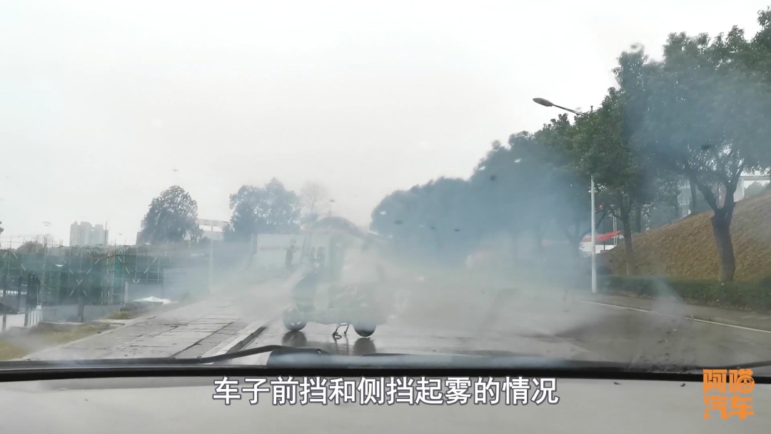 车玻璃总是起雾防雾喷剂管用不,车子玻璃起雾用热风吹