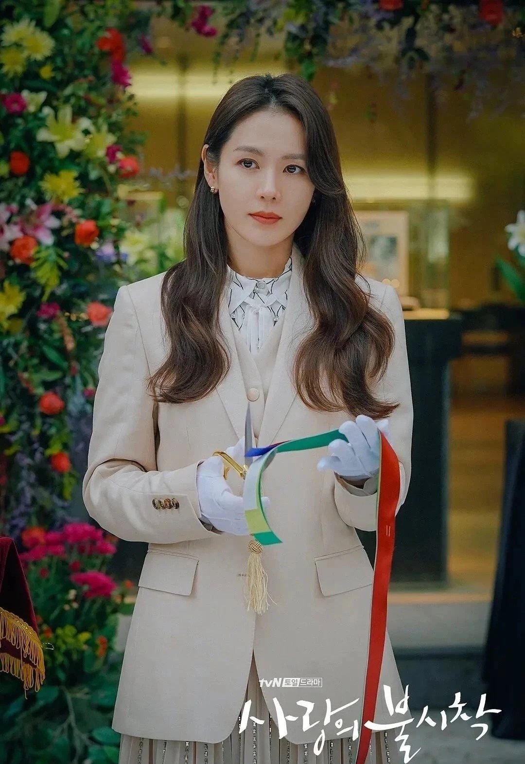 爱的迫降孙艺珍瑞士穿搭皮衣,爱的迫降孙艺珍长款碎花裙视频