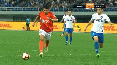 埃尔克森精彩进球,埃尔克森单刀钟摆过人