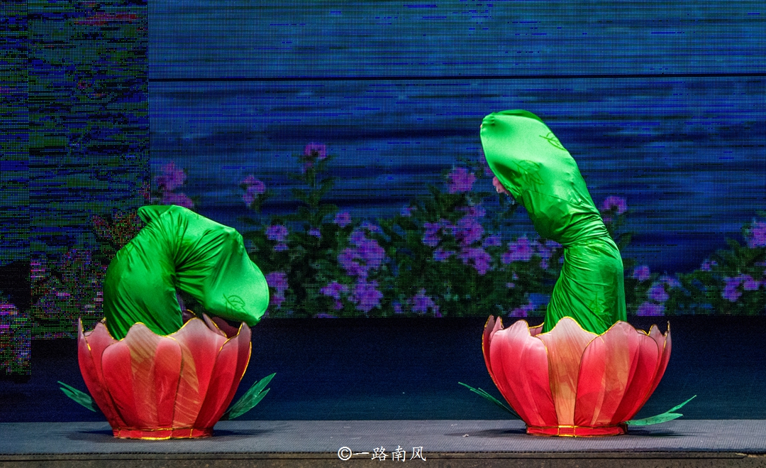 美女介绍丽江千古情景区,丽江千古情景区人多吗