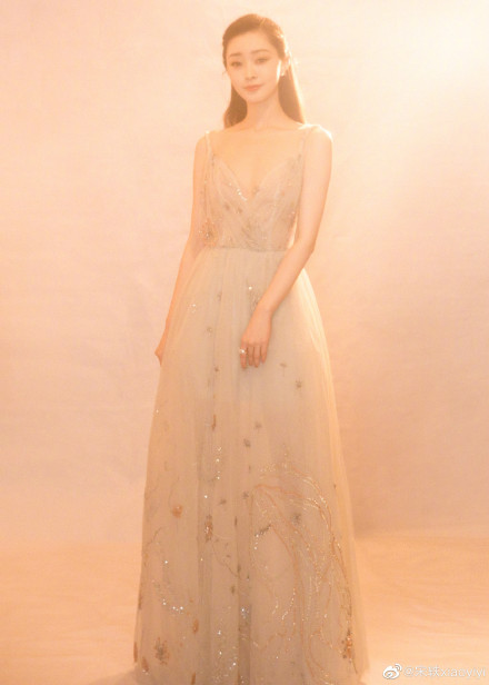 小楼又东风宋轶白色吊带裙,宋轶穿印花衣配运动裤秀身材