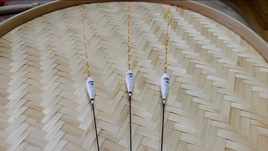 秋雨后钓鲫鱼钓深还是钓浅,秋钓鲫鱼钩距和子线长短