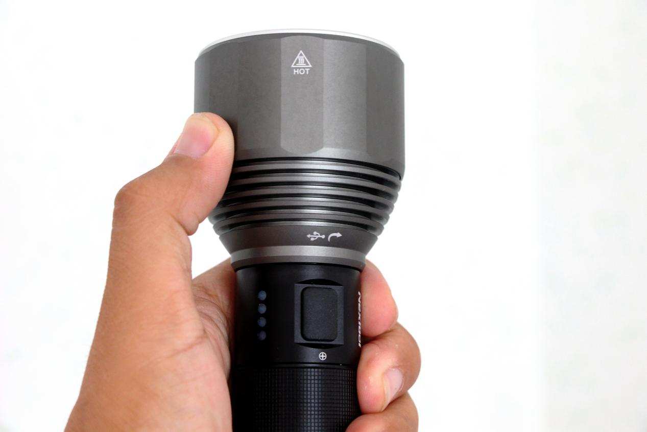 2000流明高亮手电在手，户外横扫黑暗：纳拓户外强光手电筒体验