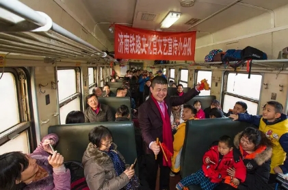 “庄户列车”要提速了慢悠悠的车厢一头连着乡愁一头连着亲情