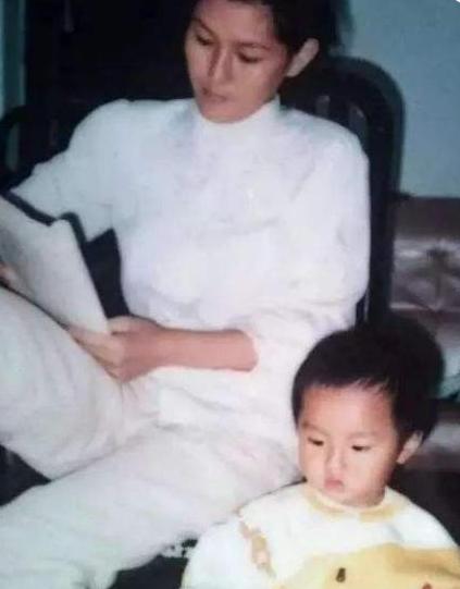 妈妈报警、六六道歉、资本弃子，到底谁令吴亦凡一步步跌落神坛？