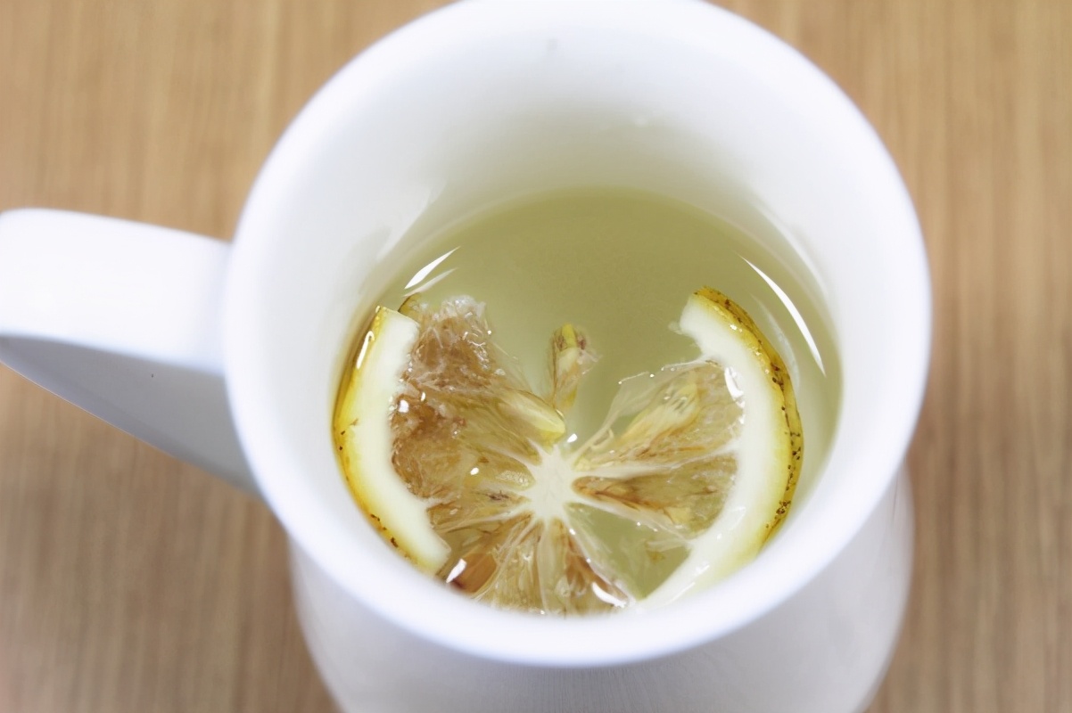 早上起床喝白开水好还是蜂蜜水好,早上空腹喝白开水好还是蜂蜜水好