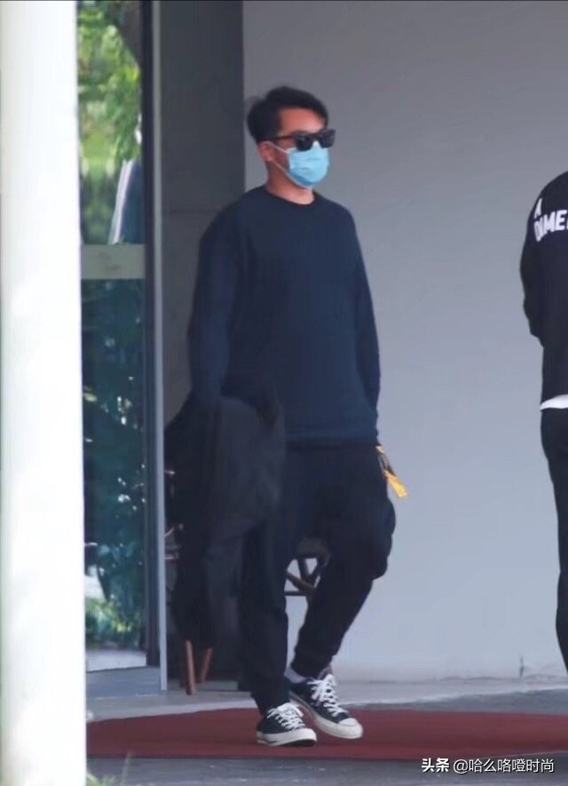郑恺穿黑色西装出席,郑恺身穿蓝色牛仔褂更帅气了