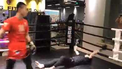 被逼发威的职业选手发声明：健身教练激怒我出手，才将他打挺在地