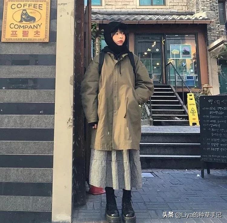 冬季羊羔毛卫衣怎么搭配才好看,冬款羊羔毛卫衣怎么搭配才好看