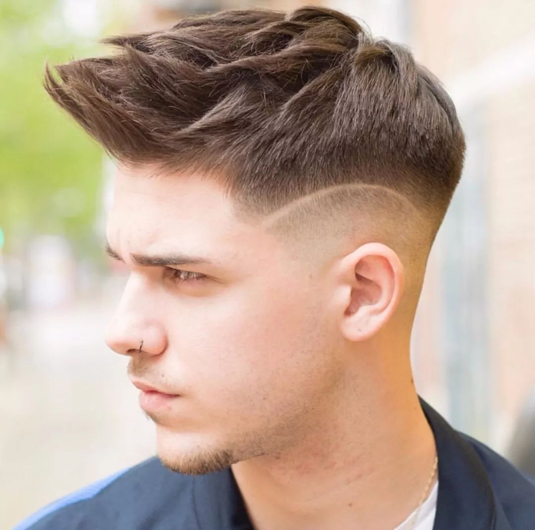 头发两边炸开怎么解决,头发顶部老是鼓起来怎么剪