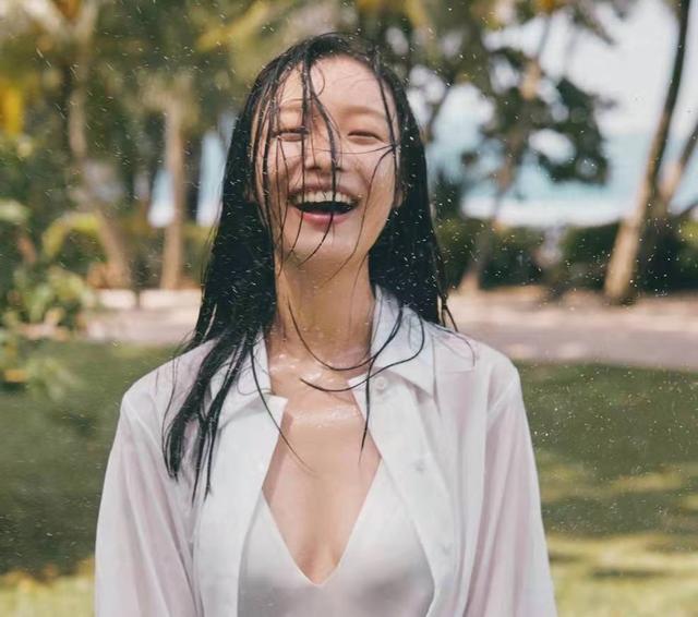 倪妮穿牛仔裤最新机场现身,倪妮身穿吊带红裙现身