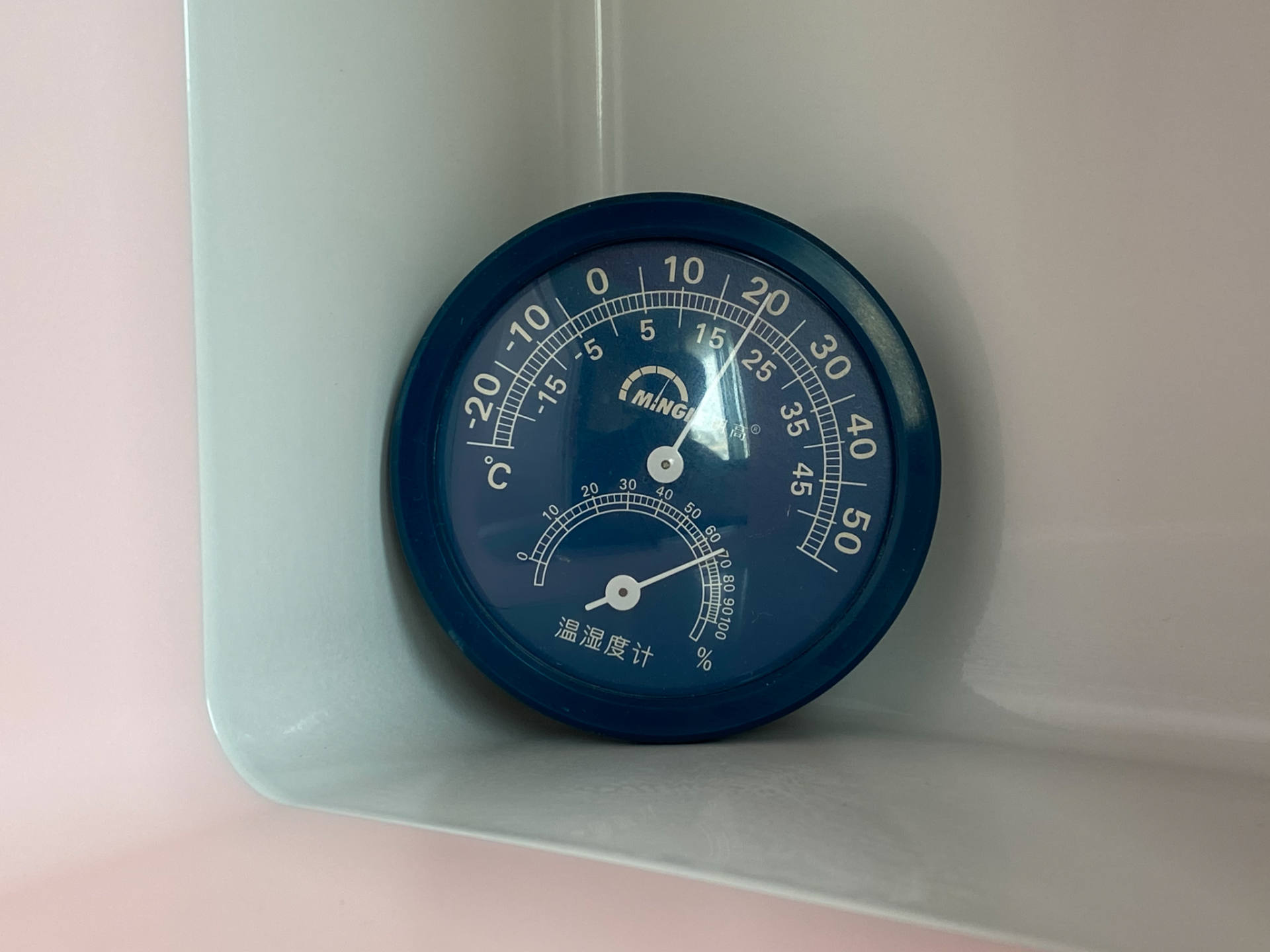 想要上班时随时喝上冷热饮?试试这款可放在桌面的小冰箱